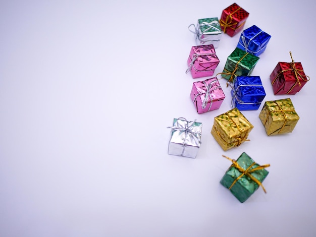 Foto vista de ángulo alto de cajas de regalos multicolores sobre un fondo blanco