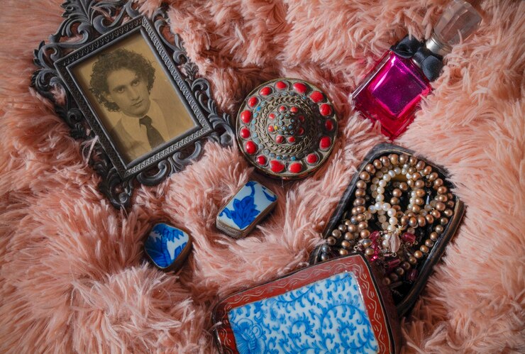 Foto vista de ángulo alto de cajas del tesoro joyas de perlas botella de perfume y foto del hijo en la habitación de la madre