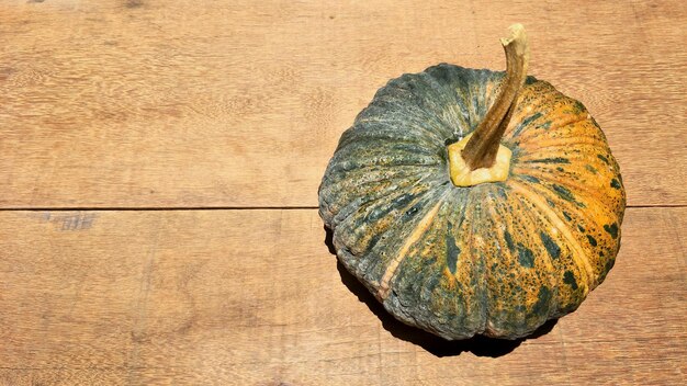 Vista de ángulo alto de la calabaza en una mesa de madera