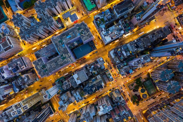 Foto vista de ángulo alto de la calle iluminada en medio de los edificios de la ciudad