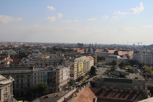 Vista de ángulo alto de la calle en medio de edificios en la ciudad contra el cielo