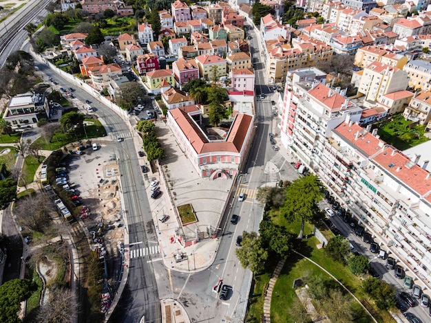 Foto vista de ángulo alto de la calle en medio de los edificios de la ciudad