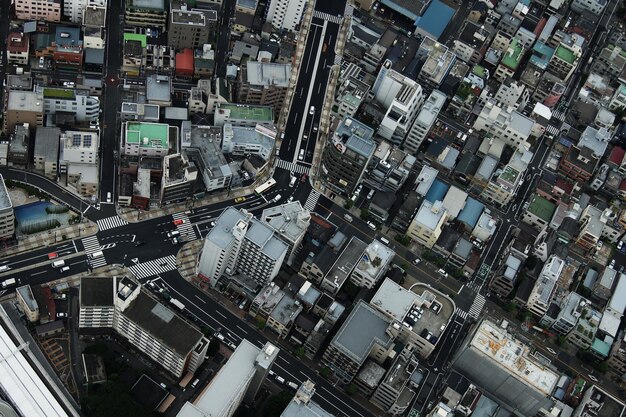 Foto vista de ángulo alto de la calle en medio de los edificios de la ciudad