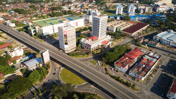 Foto vista de ángulo alto de la calle en medio de los edificios de la ciudad