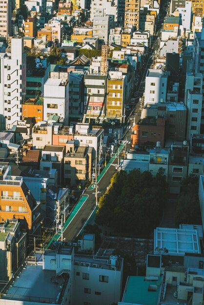 Foto vista de ángulo alto de la calle en medio de los edificios de la ciudad