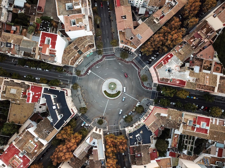 Foto vista de ángulo alto de la calle en medio de los edificios de la ciudad