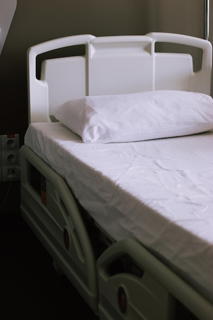 Foto vista de ángulo alto de la cama en el hospital
