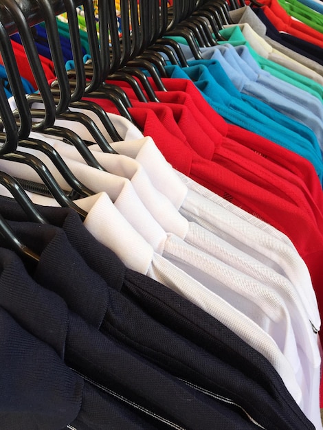 Foto vista de ángulo alto de camisas de varios colores para la venta en la tienda