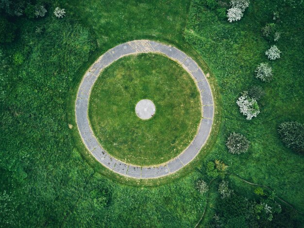 Vista de ángulo alto del campo de golf en el árbol