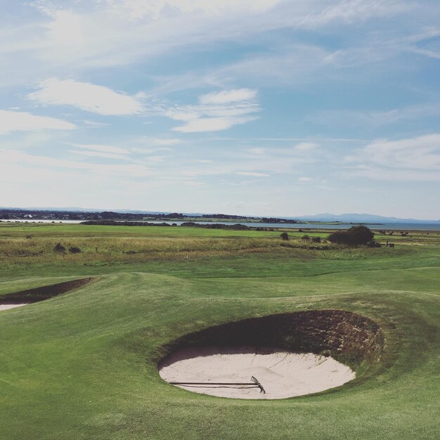 Vista de ángulo alto del campo de golf contra el cielo