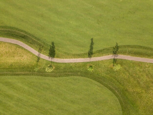 Vista desde un ángulo alto del campo de golf