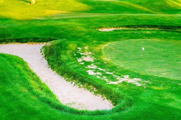 Foto vista en ángulo alto del campo de golf