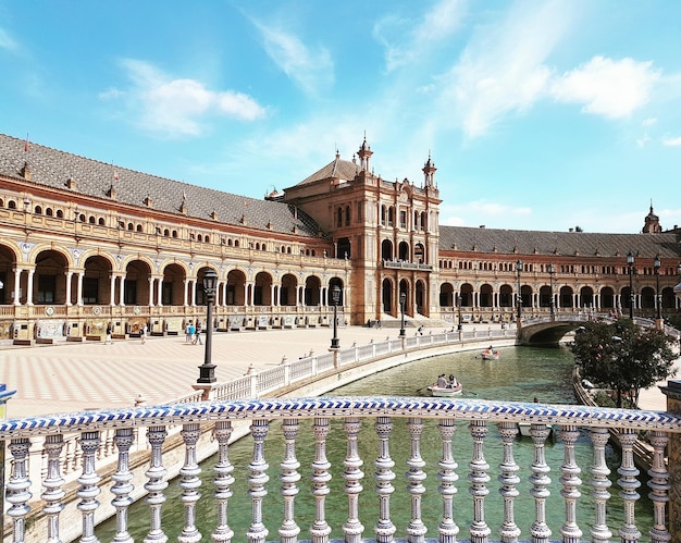 Vista de ángulo alto del canal por el edificio contra el cielo azul durante un día soleado