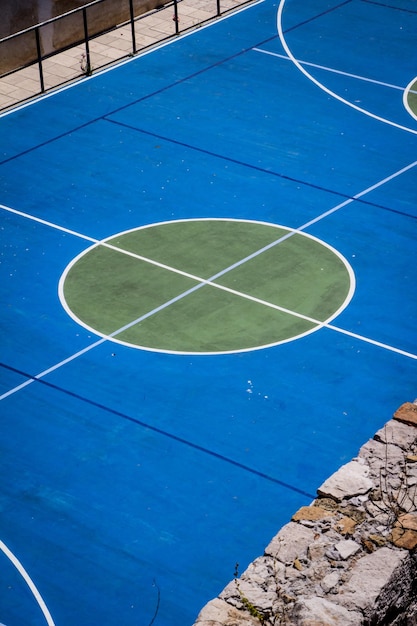 Foto vista de ángulo alto de la cancha de baloncesto