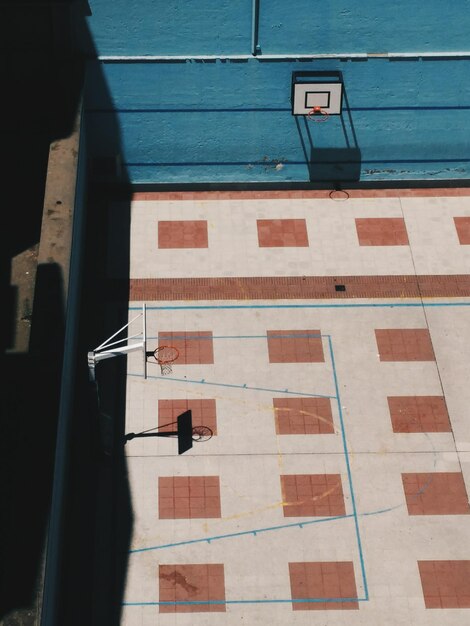 Foto vista de ángulo alto de la cancha de baloncesto