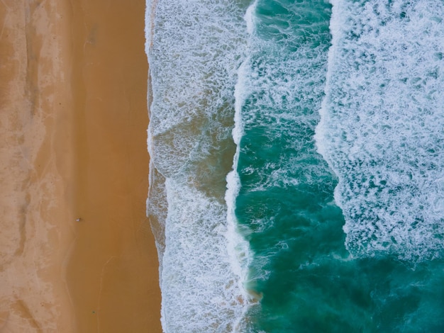 Vista de ángulo alto capa de onda de agua cristalina playa hermosa