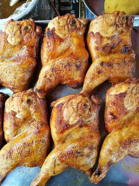 Foto vista de ángulo alto de la carne en la bandeja