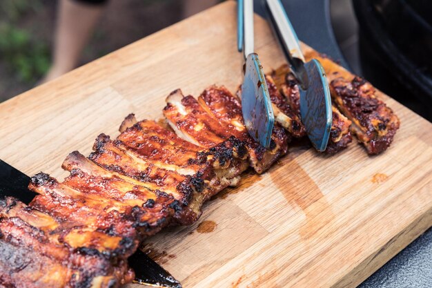 Foto vista de ángulo alto de la carne en la parrilla de barbacoa