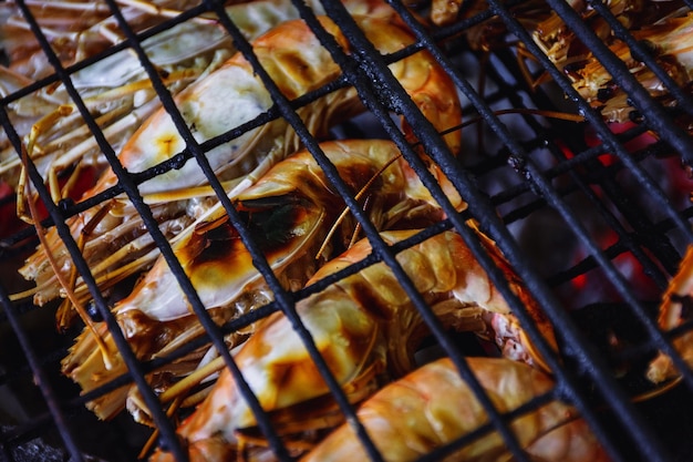 Foto vista de ángulo alto de la carne en la parrilla de barbacoa