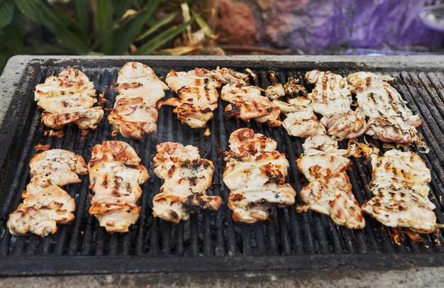 Foto vista de ángulo alto de la carne en la parrilla de barbacoa