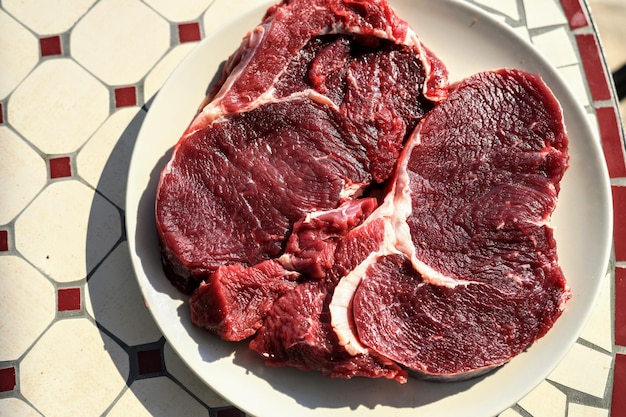 Vista de ángulo alto de la carne en el plato sobre la mesa