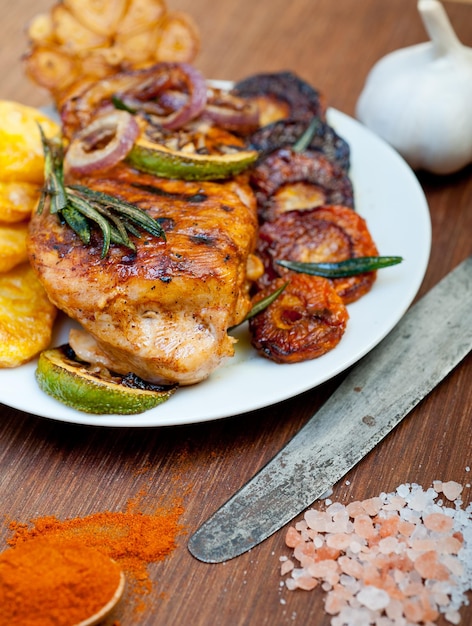 Foto vista de ángulo alto de la carne en el plato sobre la mesa