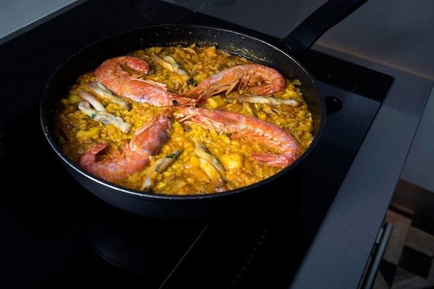 Vista de ángulo alto de la carne en la sartén