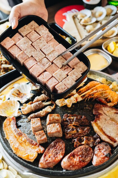 Foto vista de ángulo alto de la carne en la sartén