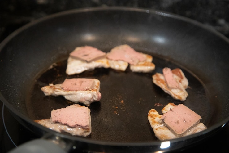 Foto vista de ángulo alto de la carne en la sartén