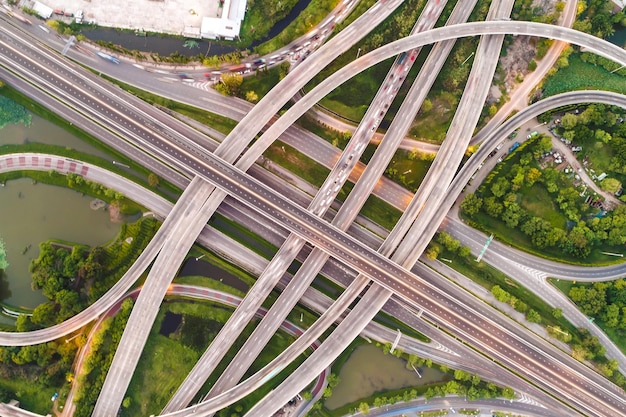 Foto vista de ángulo alto de la carretera elevada en la ciudad