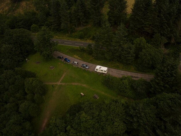 Foto vista de ángulo alto de la carretera en medio de los árboles en el bosque