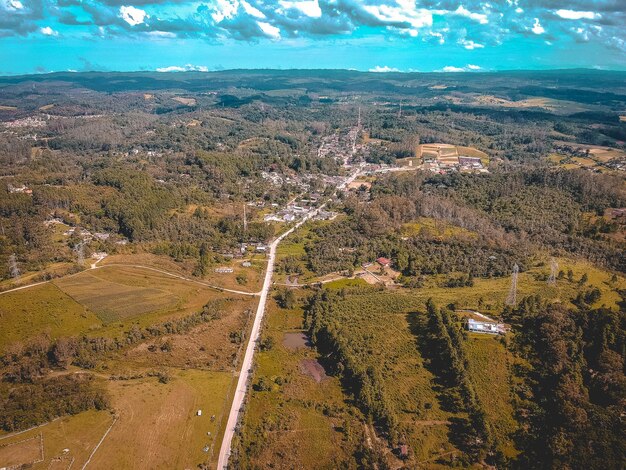 Foto vista de ángulo alto de la carretera en medio de los árboles contra el cielo