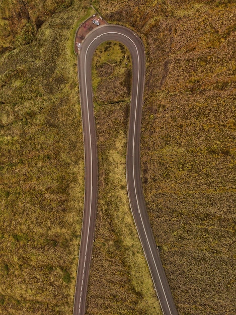 Foto vista de ángulo alto de la carretera en medio del campo