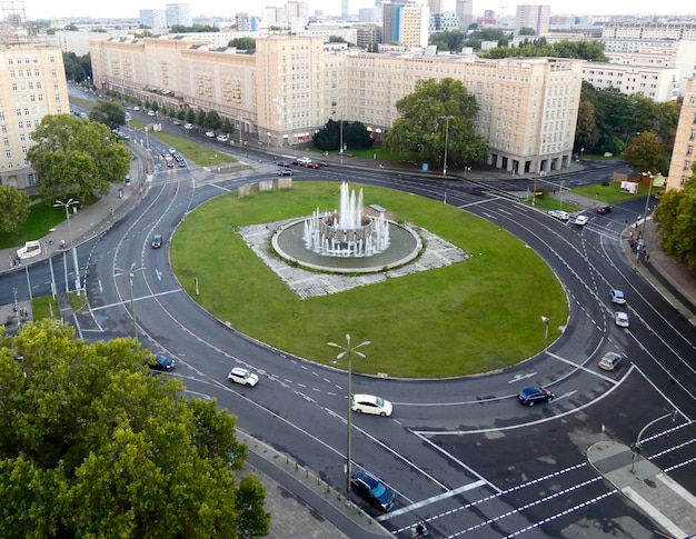 Foto vista de ángulo alto de la carretera en medio de los edificios de la ciudad