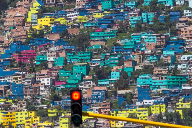 Vista de ángulo alto de la carretera en medio de los edificios de la ciudad