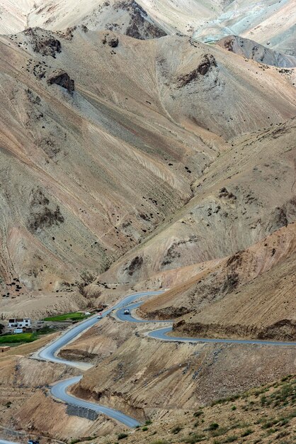 Vista en ángulo alto de la carretera que conduce a la montaña