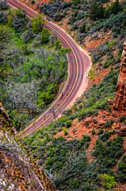 Foto vista de ángulo alto de la carretera sinuosa en el paisaje