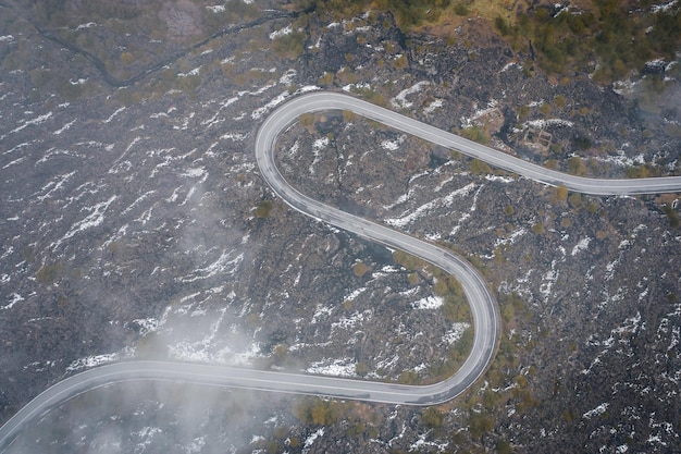 Foto vista en ángulo alto de la carretera en tierra