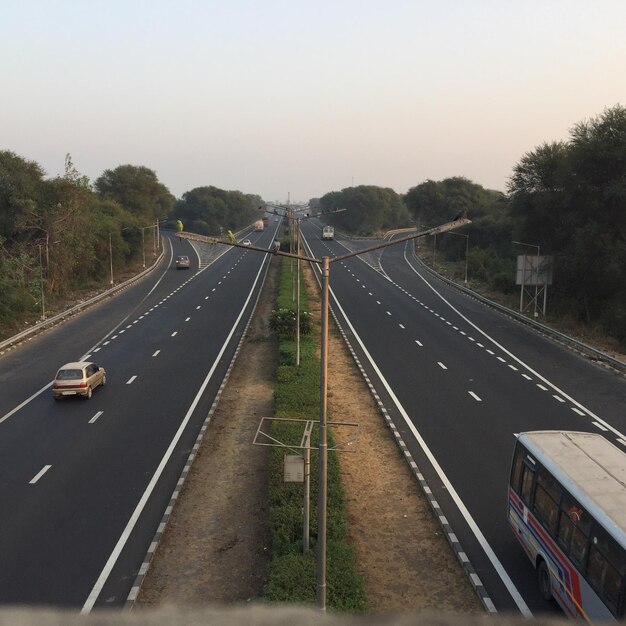 Foto vista de ángulo alto de las carreteras contra el cielo