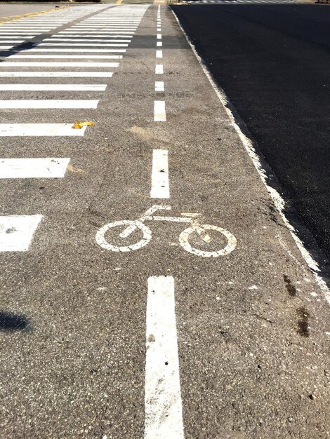 Foto vista en ángulo alto del carril para bicicletas en la carretera