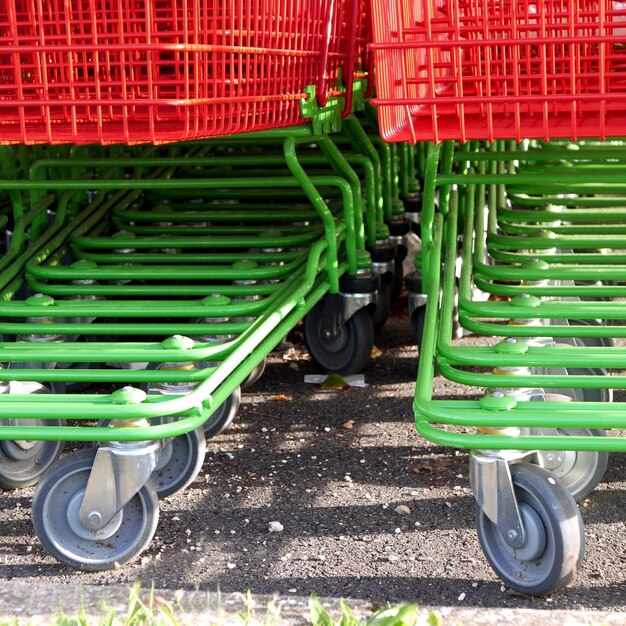 Vista de ángulo alto de carros de compras verdes en el supermercado