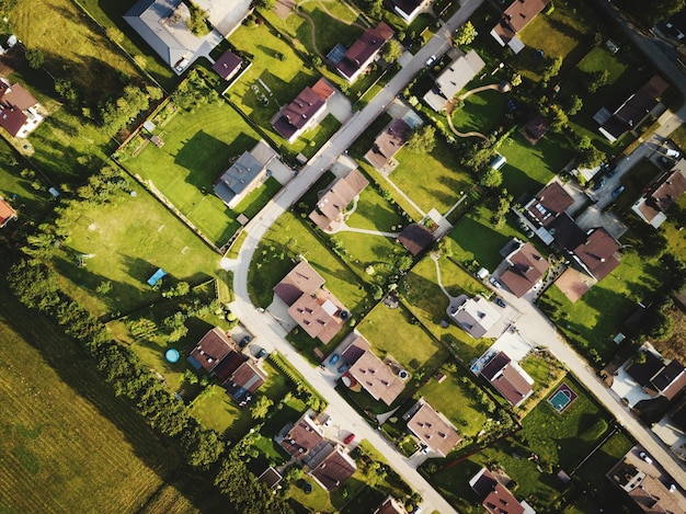 Foto vista en ángulo alto de las casas en el campo