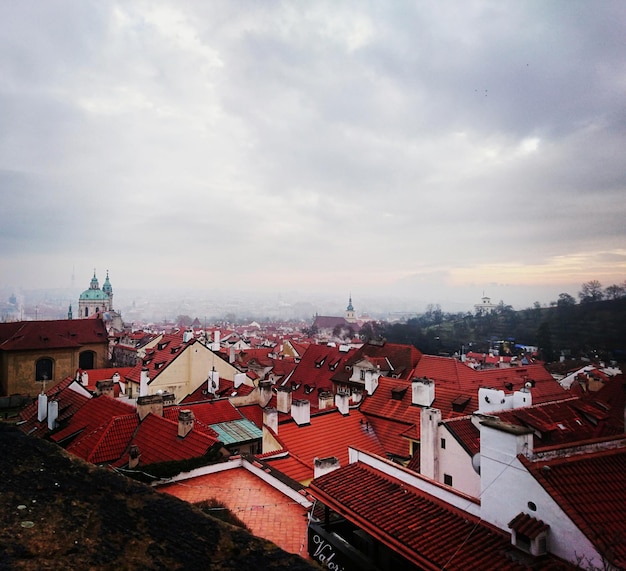 Foto vista de ángulo alto de las casas en la ciudad contra el cielo