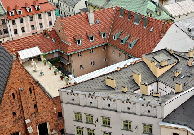 Vista de ángulo alto de las casas contra el cielo en la ciudad