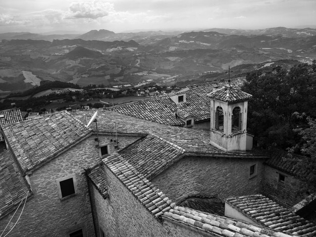 Foto vista en ángulo alto de las casas contra el cielo