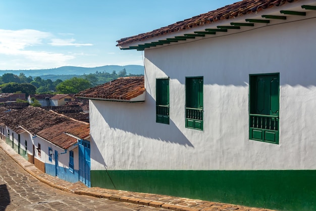 Foto vista en ángulo alto de las casas por el sendero