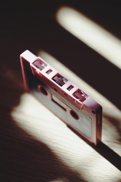 Vista de ángulo alto del cassette de audio en la mesa