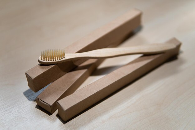 Foto vista de ángulo alto del cepillo de dientes de bambú