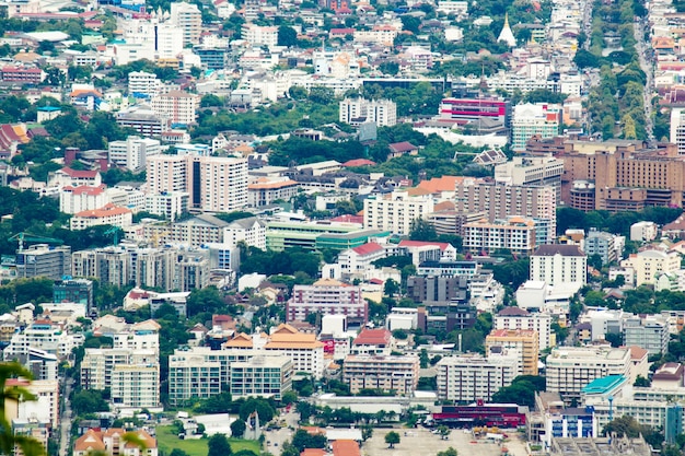 Vista de ángulo alto de Chiang Mai en un día frío con una leve niebla.