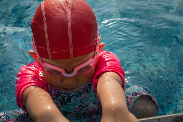 Foto vista de ángulo alto de una chica nadando en la piscina